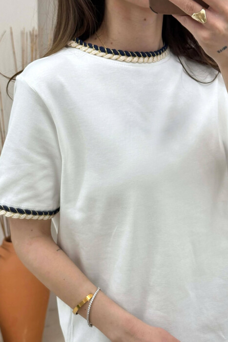 T-SHIRT NJE NGJYRESH ME DETAJ TEK QAFA PER FEMRA NE NGJYRE TE BARDHE - 3