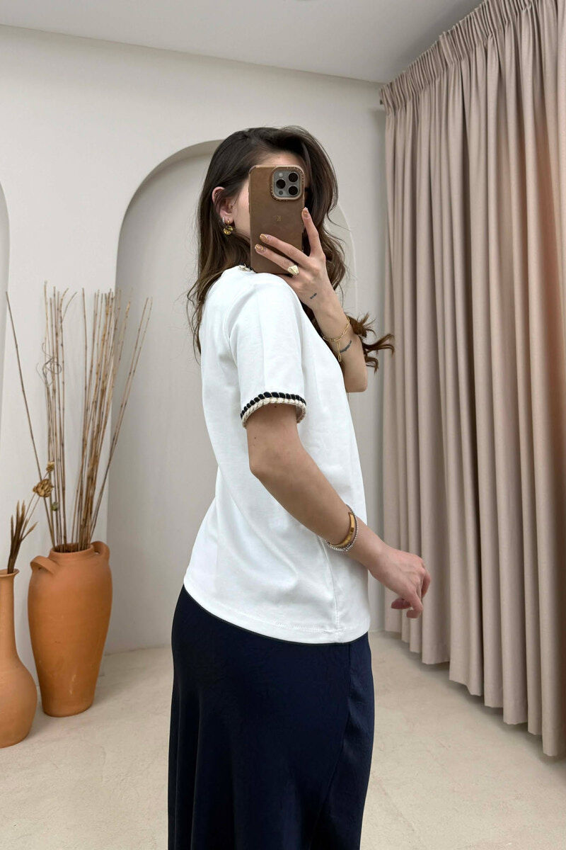 T-SHIRT NJE NGJYRESH ME DETAJ TEK QAFA PER FEMRA NE NGJYRE TE BARDHE - 4