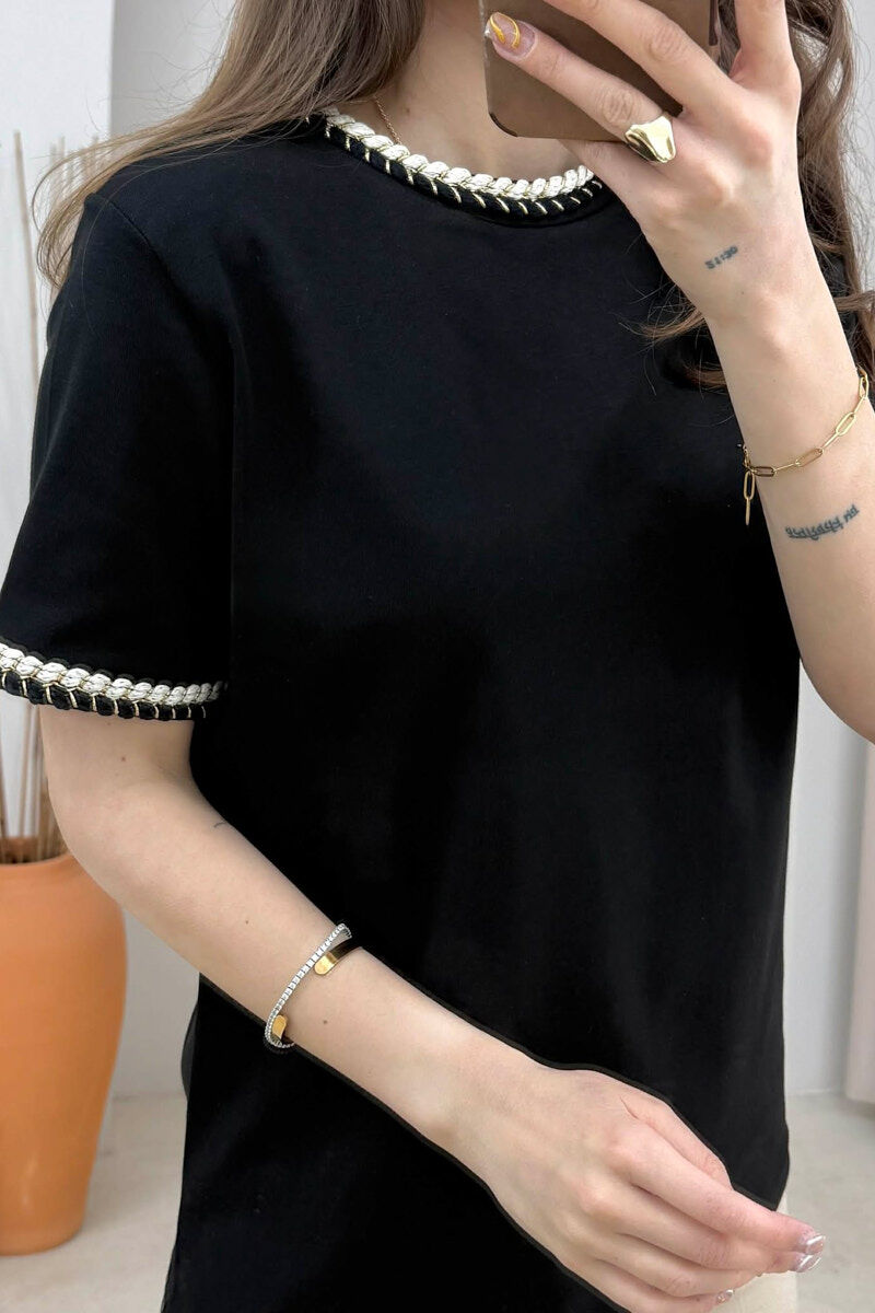 T-SHIRT NJE NGJYRESH ME DETAJ TEK QAFA PER FEMRA NE NGJYRE TE ZEZE - 3