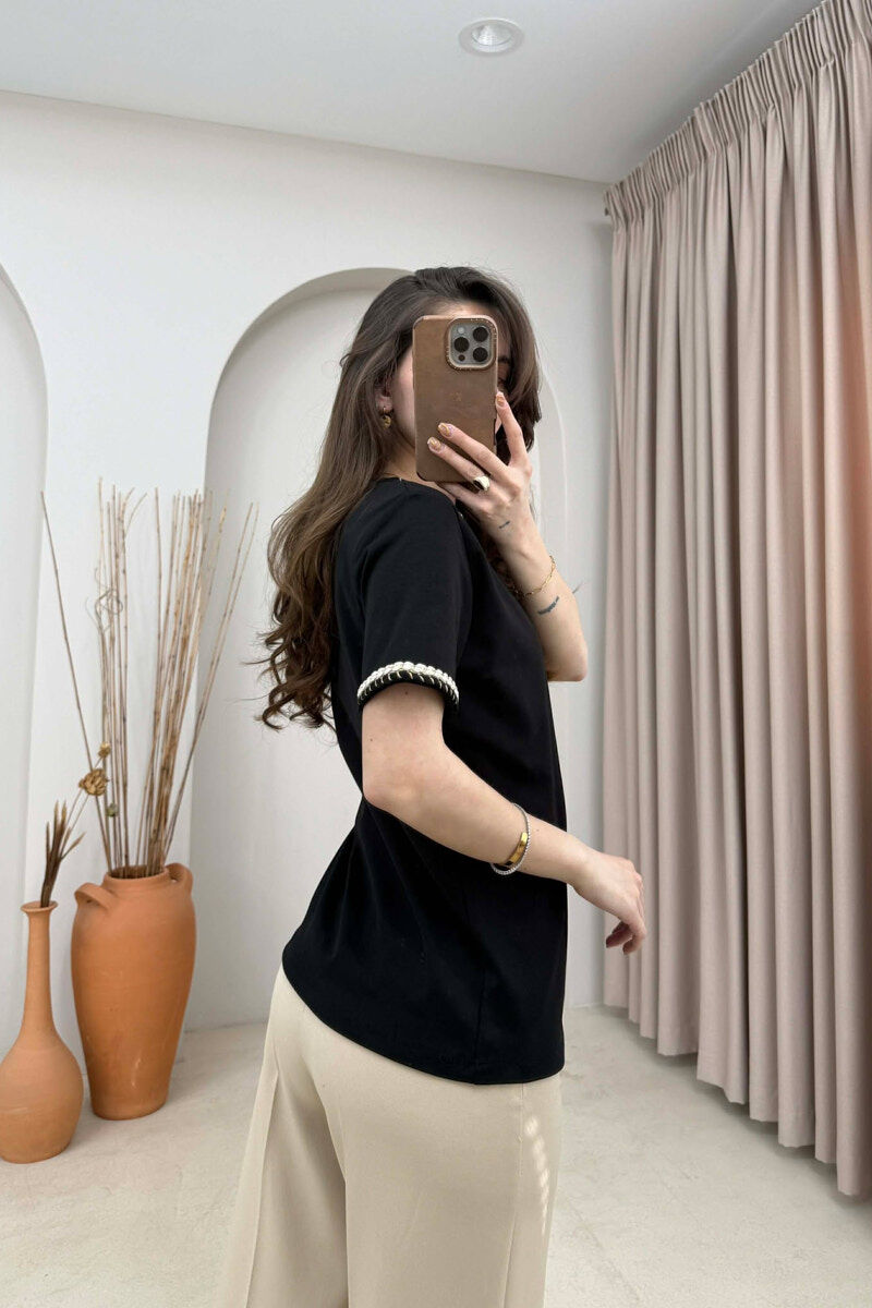 T-SHIRT NJE NGJYRESH ME DETAJ TEK QAFA PER FEMRA NE NGJYRE TE ZEZE - 4