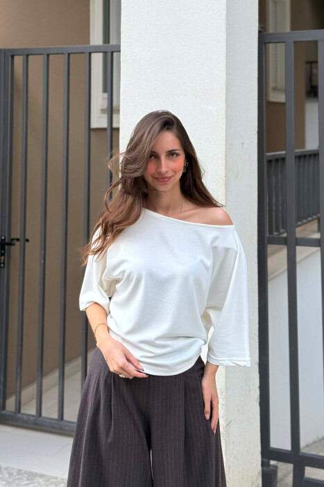 T-SHIRT NJE NGJYRESH I THJESHTE PER FEMRA NE NGJYRE TE BARDHE - KLAUDIO FASHION
