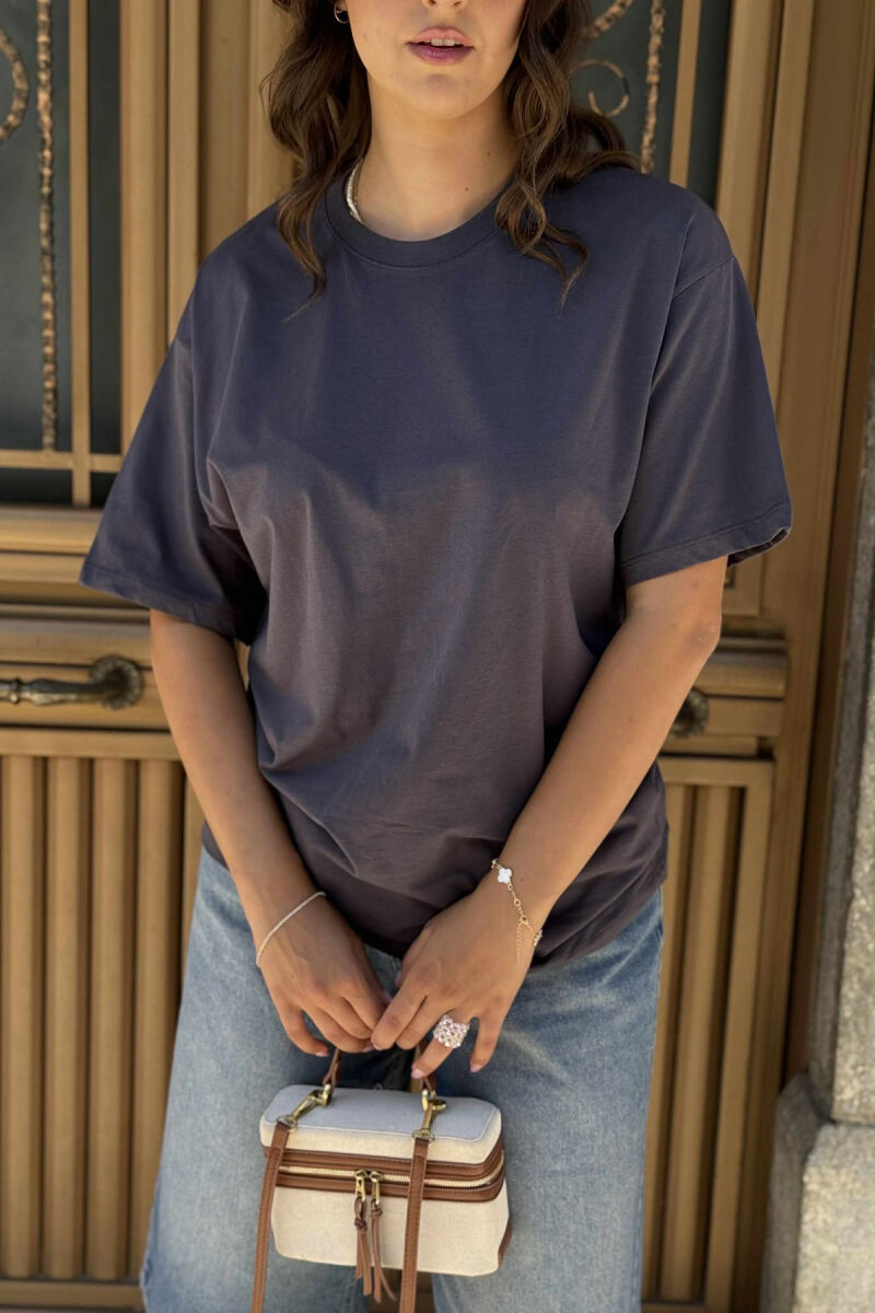 T-SHIRT NJË NGJYRËSH I THJESHTË PËR FEMRA NË NGJYRËN GRI E ERRËT - 4