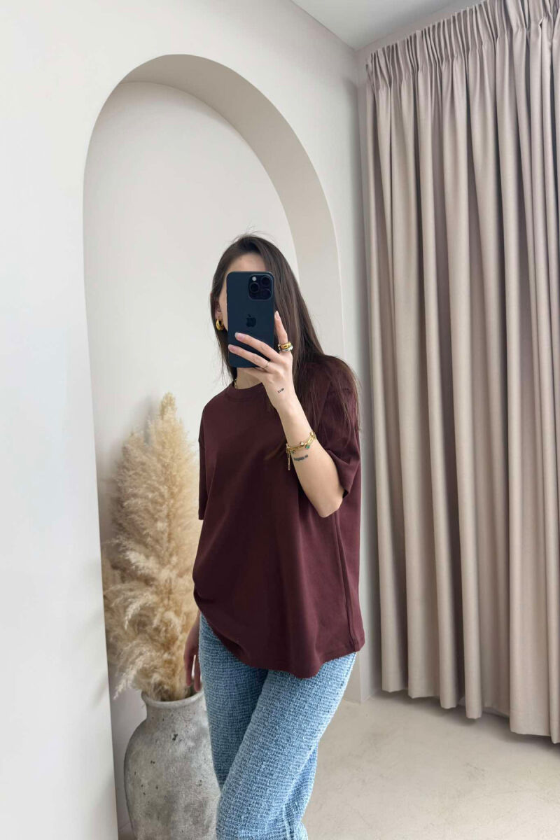 T-SHIRT NJË NGJYRËSH I THJESHTË PËR FEMRA NË NGJYRËN KAFE - 1