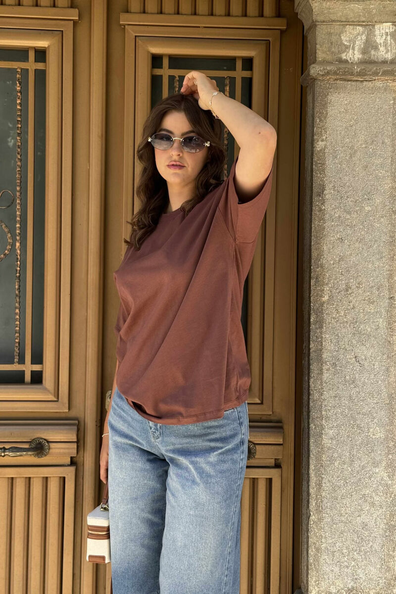 T-SHIRT NJË NGJYRËSH I THJESHTË PËR FEMRA NË NGJYRËN KAFE - 2