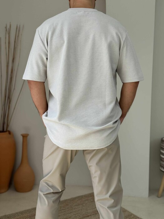 T-SHIRT NJË NGJYRËSH I THJESHTË PËR MESHKUJ NË NGJYRËN BEZHË E ZBARDHUR - 3