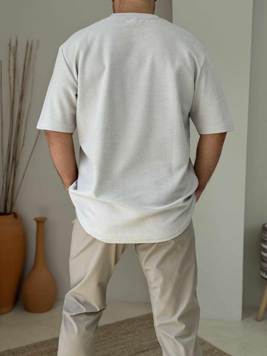 T-SHIRT NJË NGJYRËSH I THJESHTË PËR MESHKUJ NË NGJYRËN BEZHË E ZBARDHUR - 3