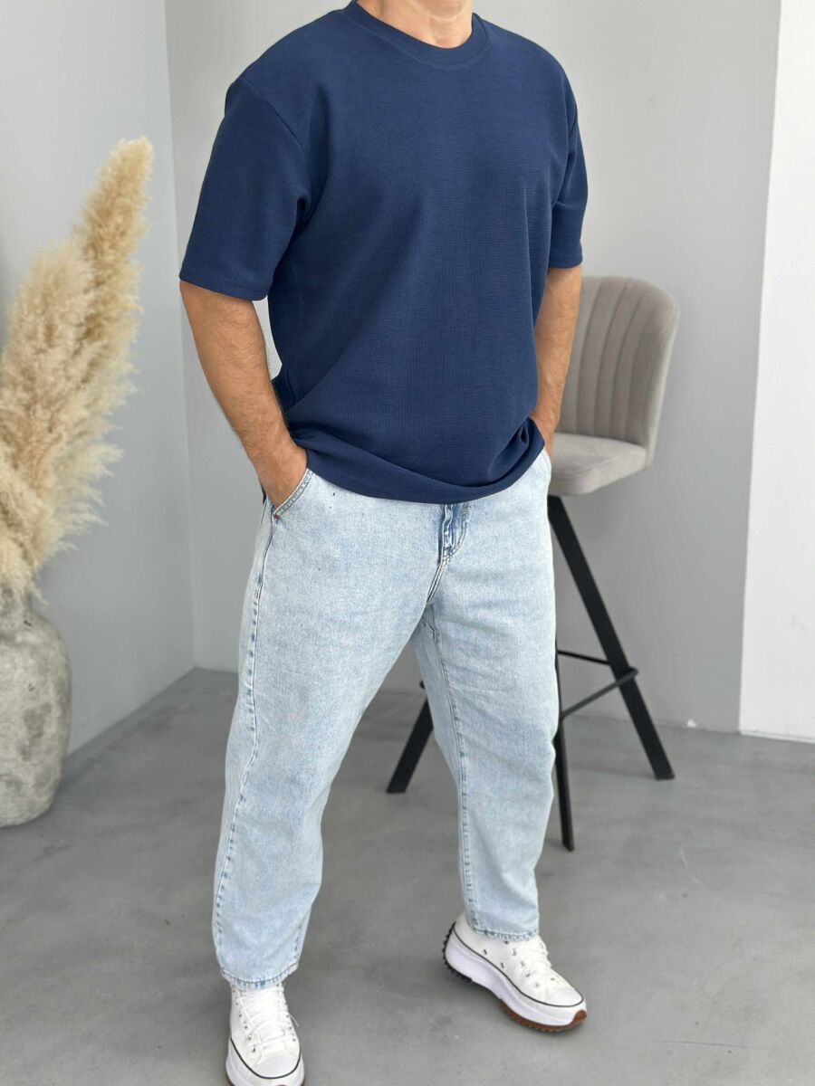 T-SHIRT NJË NGJYRËSH I THJESHTË PËR MESHKUJ NË NGJYRËN BLU E ERRËT - 2