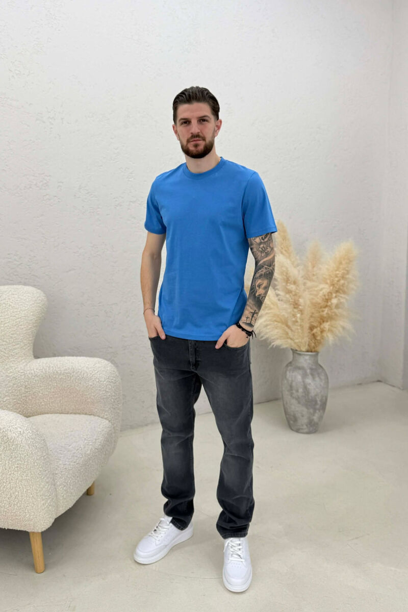 T-SHIRT NJË NGJYRËSH I THJESHTË PËR MESHKUJ NË NGJYRËN BLU E ZBARDHUR - 3