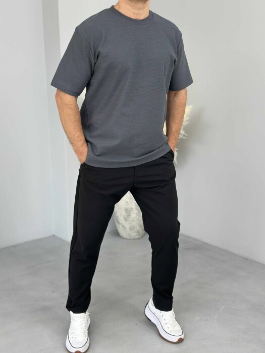 T-SHIRT NJË NGJYRËSH I THJESHTË PËR MESHKUJ NË NGJYRËN GRI E ERRËT - 2