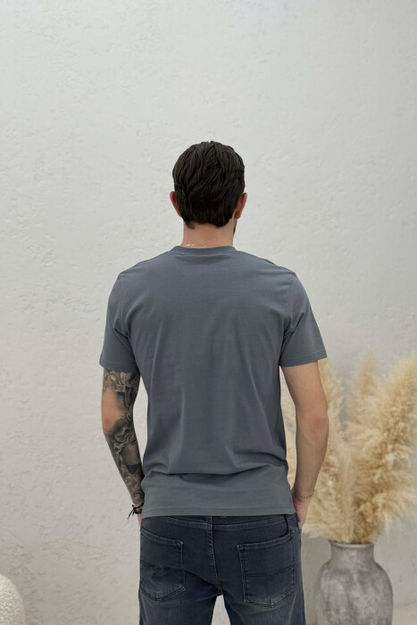 T-SHIRT NJË NGJYRËSH I THJESHTË PËR MESHKUJ NË NGJYRËN GRI E ERRËT - 2