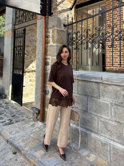 T-SHIRT NJE NGJYRESH ME DETAJ DANTELLE PER FEMRA NE NGJYRE KAFE - 2