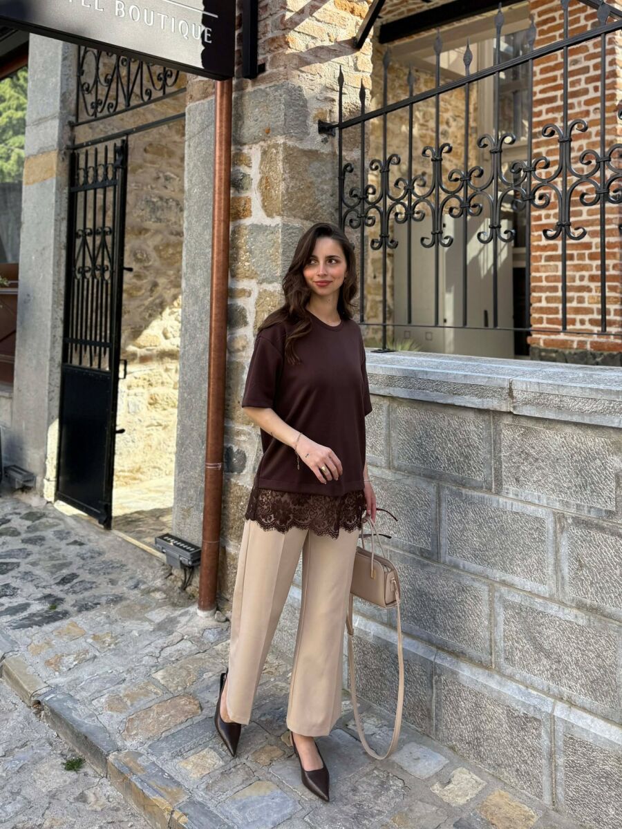 T-SHIRT NJE NGJYRESH ME DETAJ DANTELLE PER FEMRA NE NGJYRE KAFE - 2