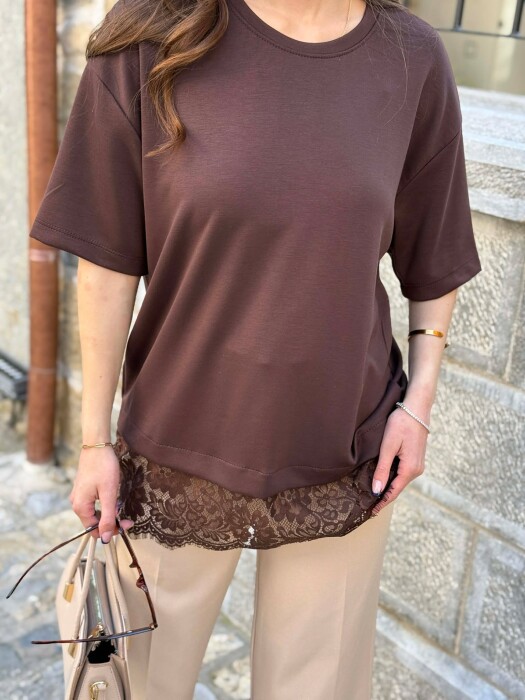 T-SHIRT NJE NGJYRESH ME DETAJ DANTELLE PER FEMRA NE NGJYRE KAFE - 3