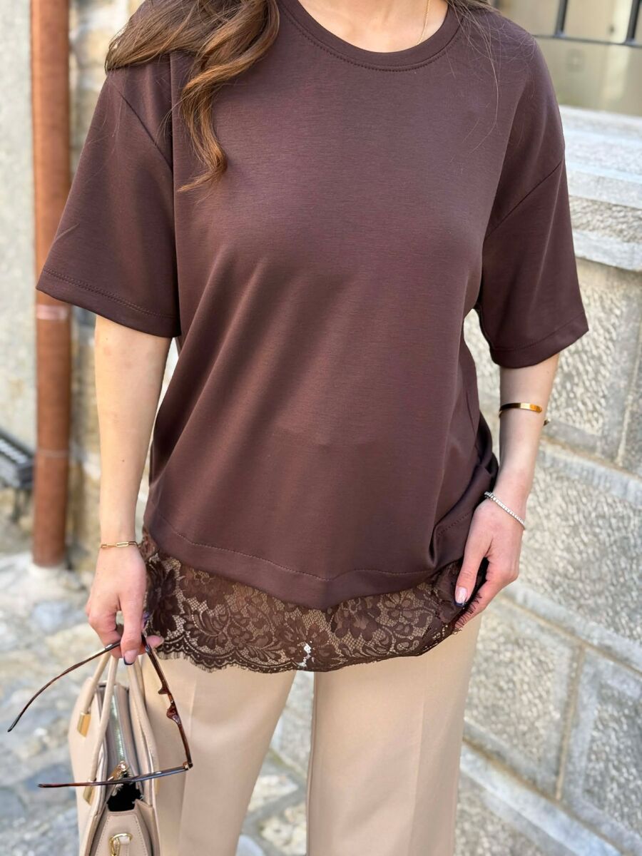 T-SHIRT NJE NGJYRESH ME DETAJ DANTELLE PER FEMRA NE NGJYRE KAFE - 3