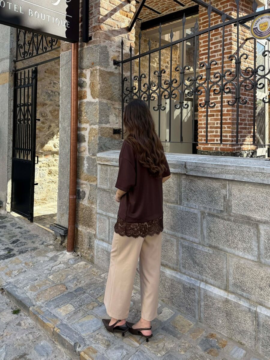 T-SHIRT NJE NGJYRESH ME DETAJ DANTELLE PER FEMRA NE NGJYRE KAFE - 4