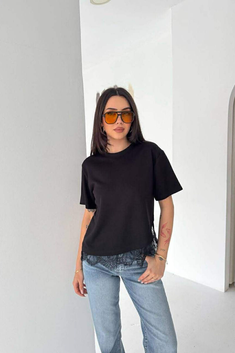 T-SHIRT NJE NGJYRESH ME DETAJ DANTELLE PER FEMRA NE NGJYRE TE ZEZE - 1