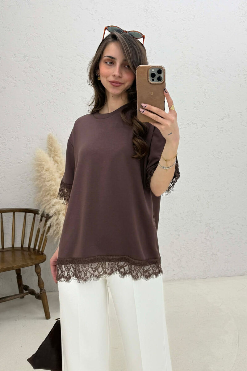 T-SHIRT NJE NGJYRESH ME DETAJ DANTELLE PER FEMRA NE NGJYRE KAFE - 2