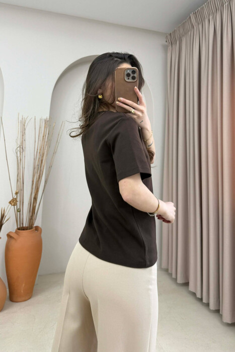 T-SHIRT NJE NGJYRESH ME DETAJ SHALLI PER FEMRA NE NGJYRE KAFE - 4