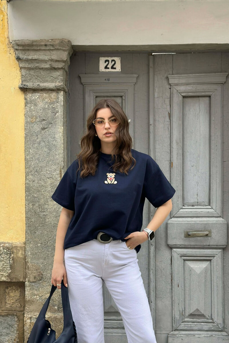 T-SHIRT NJE NGJYRESH ME DETAJIN E ARUSHIT PER FEMRA NE NGJYRE BLU - 1