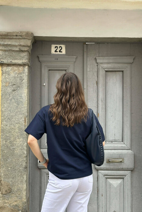 T-SHIRT NJE NGJYRESH ME DETAJIN E ARUSHIT PER FEMRA NE NGJYRE BLU - 2