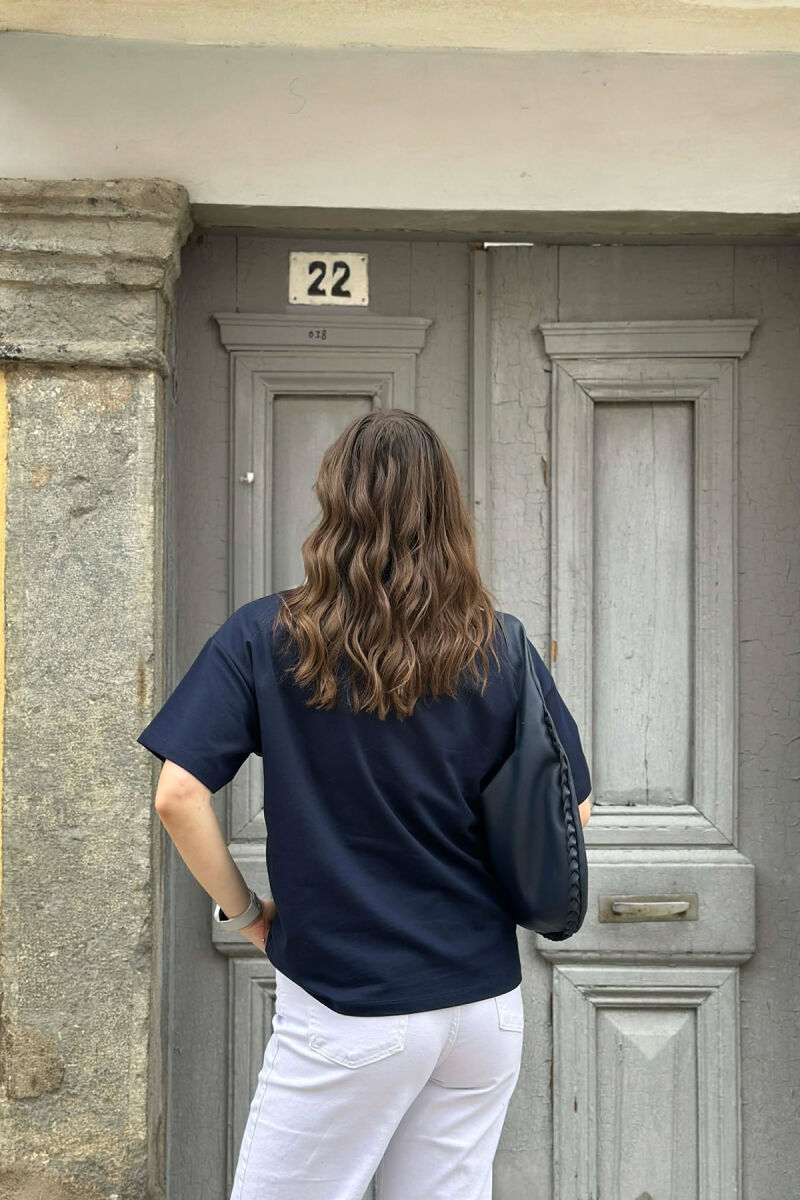 T-SHIRT NJE NGJYRESH ME DETAJIN E ARUSHIT PER FEMRA NE NGJYRE BLU - 2