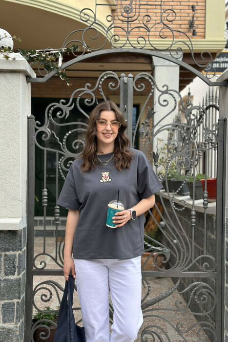 T-SHIRT NJE NGJYRESH ME DETAJIN E ARUSHIT PER FEMRA NE NGJYRE GRI TE ERRET - 4