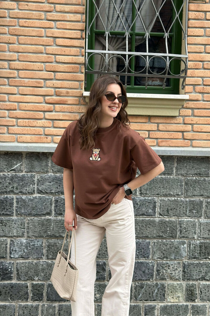 T-SHIRT NJE NGJYRESH ME DETAJIN E ARUSHIT PER FEMRA NE NGJYRE KAFE - 1