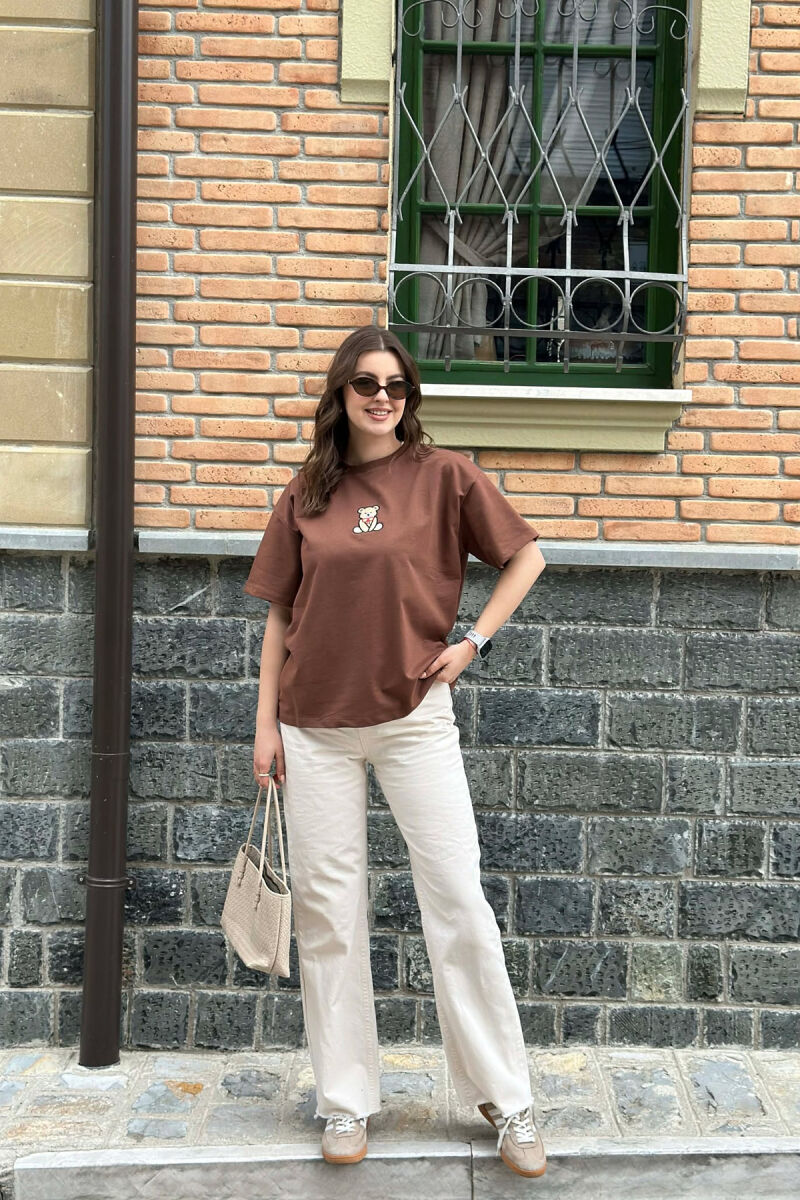 T-SHIRT NJE NGJYRESH ME DETAJIN E ARUSHIT PER FEMRA NE NGJYRE KAFE - 3