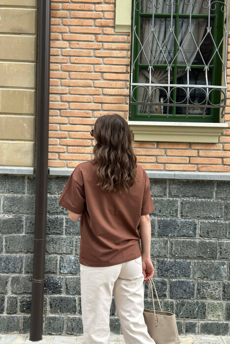 T-SHIRT NJE NGJYRESH ME DETAJIN E ARUSHIT PER FEMRA NE NGJYRE KAFE - 4