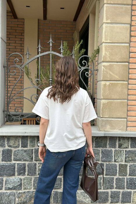 T-SHIRT NJE NGJYRESH ME DETAJIN E ARUSHIT PER FEMRA NE NGJYRE TE BARDHE - 4