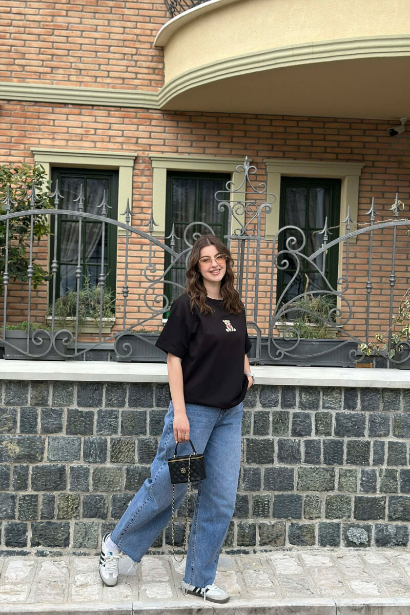 T-SHIRT NJE NGJYRESH ME DETAJIN E ARUSHIT PER FEMRA NE NGJYRE TE ZEZE - 3