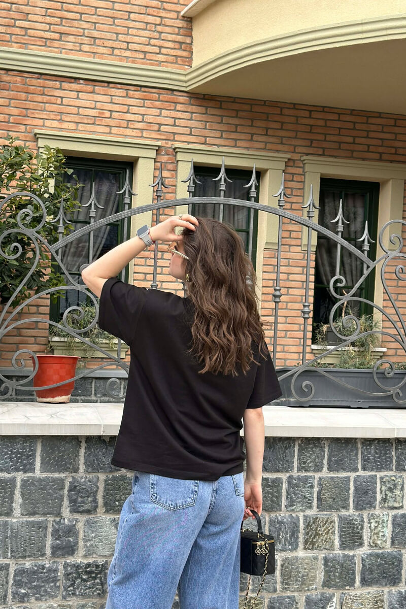 T-SHIRT NJE NGJYRESH ME DETAJIN E ARUSHIT PER FEMRA NE NGJYRE TE ZEZE - 4