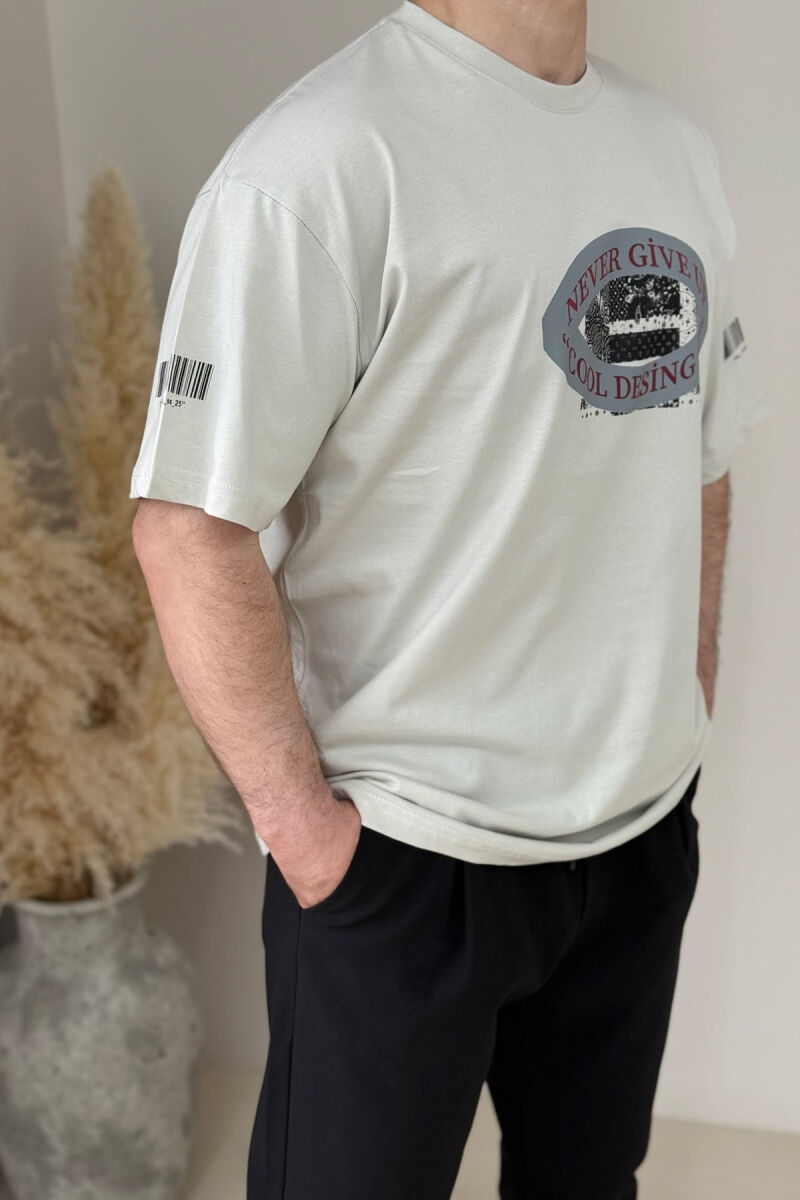 T-SHIRT NJË NGJYRËSH ME DIZAJN PËR MESHKUJ NË NGJYRËN BEZHË E ZBARDHUR - 3