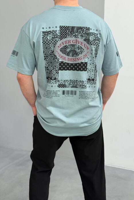 T-SHIRT NJË NGJYRËSH ME DIZAJN PËR MESHKUJ NË NGJYRËN BLU E ZBARDHUR - 3