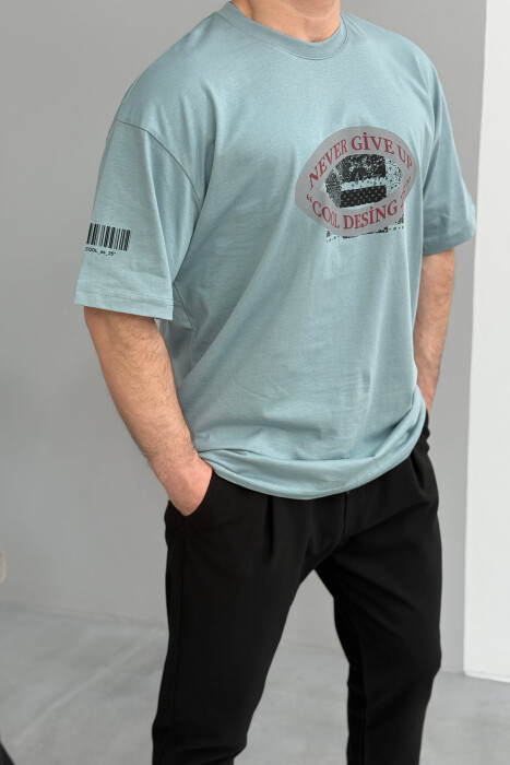 T-SHIRT NJË NGJYRËSH ME DIZAJN PËR MESHKUJ NË NGJYRËN BLU E ZBARDHUR - 4