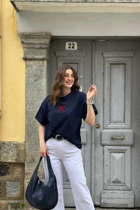 T-SHIRT NJE NGJYRESH ME DIZAJNIN E FJONGOS PER FEMRA NE NGJYRE BLU - 2