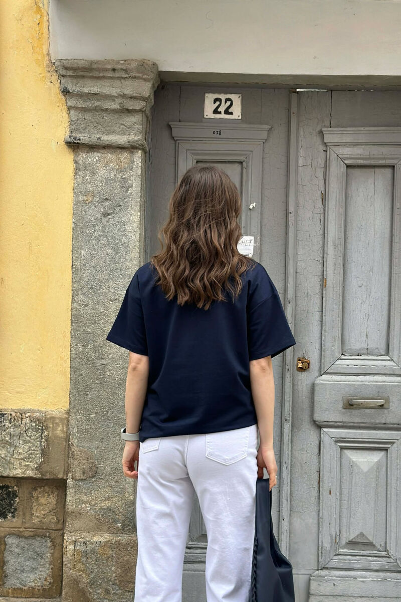 T-SHIRT NJE NGJYRESH ME DIZAJNIN E FJONGOS PER FEMRA NE NGJYRE BLU - 4