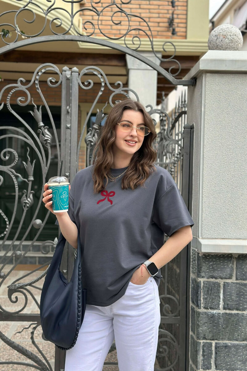 T-SHIRT NJE NGJYRESH ME DIZAJNIN E FJONGOS PER FEMRA NE NGJYRE GRI TE ERRET - 1