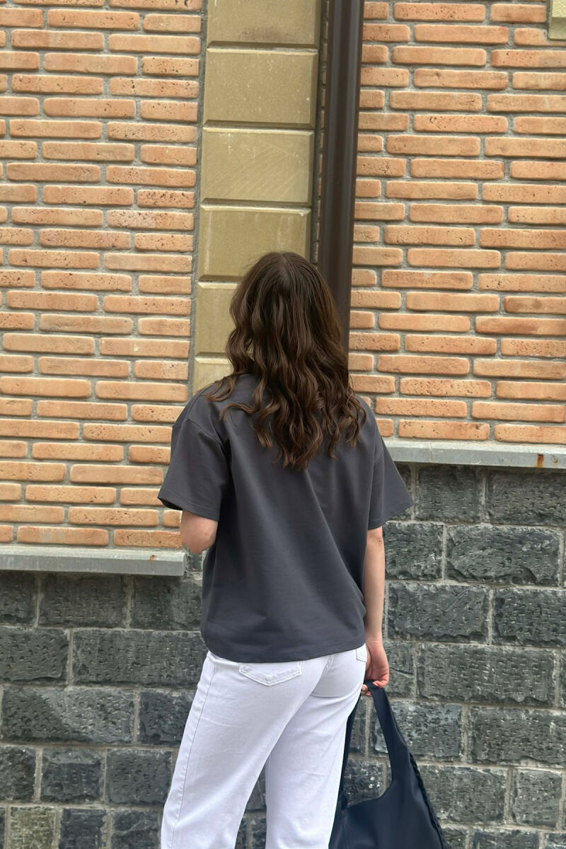 T-SHIRT NJE NGJYRESH ME DIZAJNIN E FJONGOS PER FEMRA NE NGJYRE GRI TE ERRET - 4