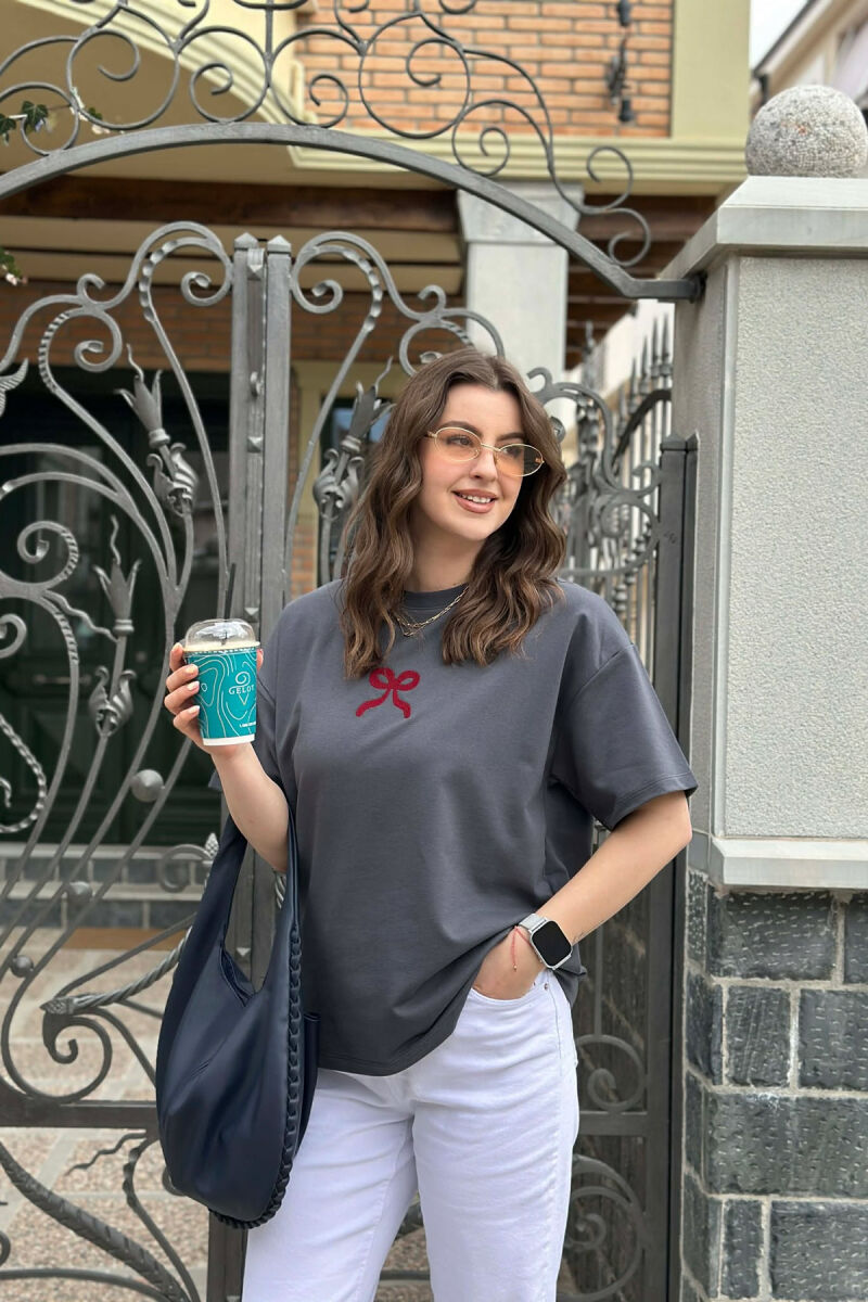 T-SHIRT NJE NGJYRESH ME DIZAJNIN E FJONGOS PER FEMRA NE NGJYRE GRI TE ERRET - 5