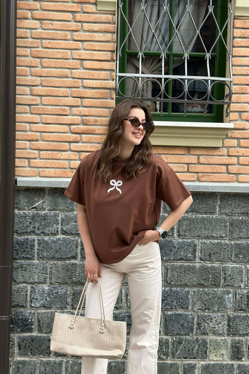 T-SHIRT NJE NGJYRESH ME DIZAJNIN E FJONGOS PER FEMRA NE NGJYRE KAFE - 1