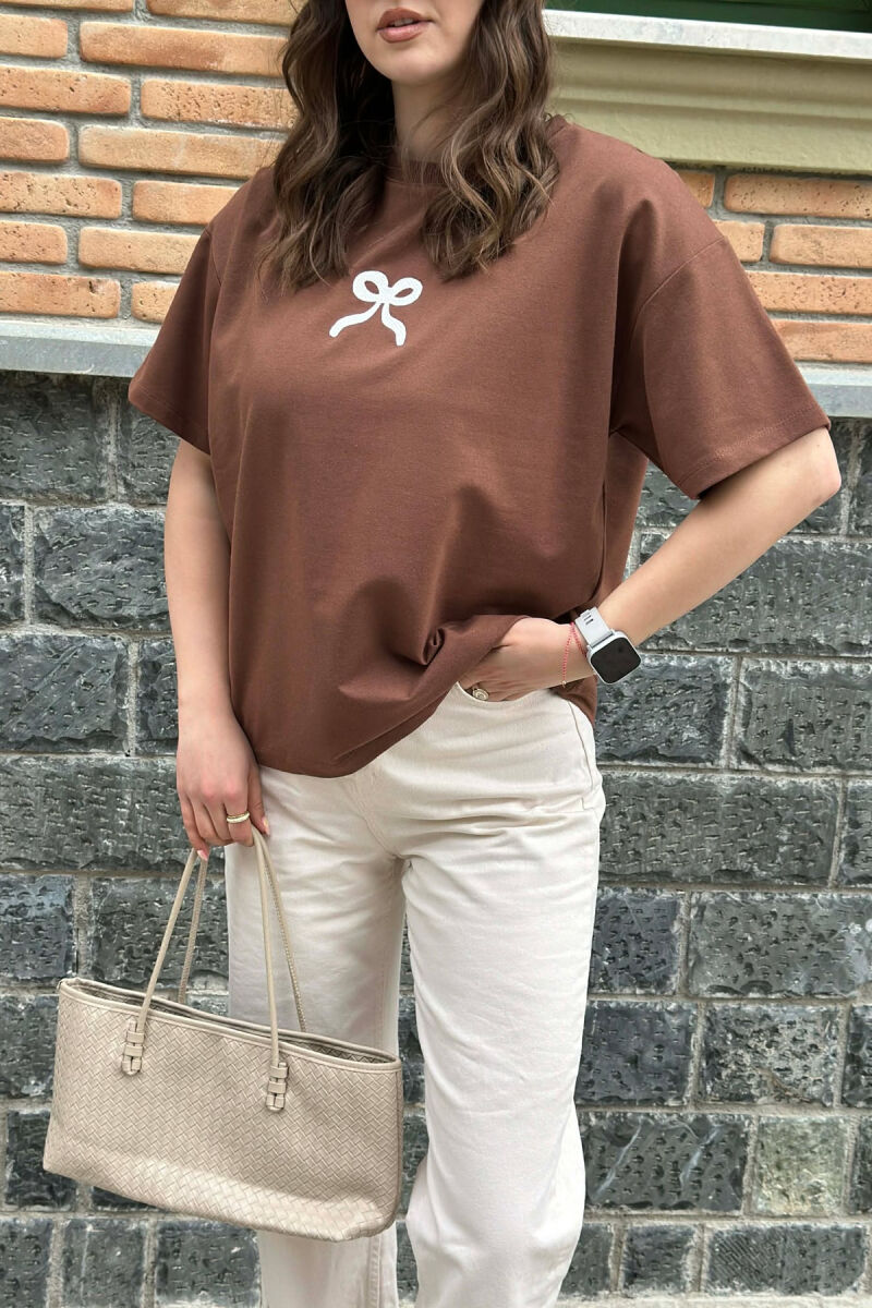 T-SHIRT NJE NGJYRESH ME DIZAJNIN E FJONGOS PER FEMRA NE NGJYRE KAFE - 2