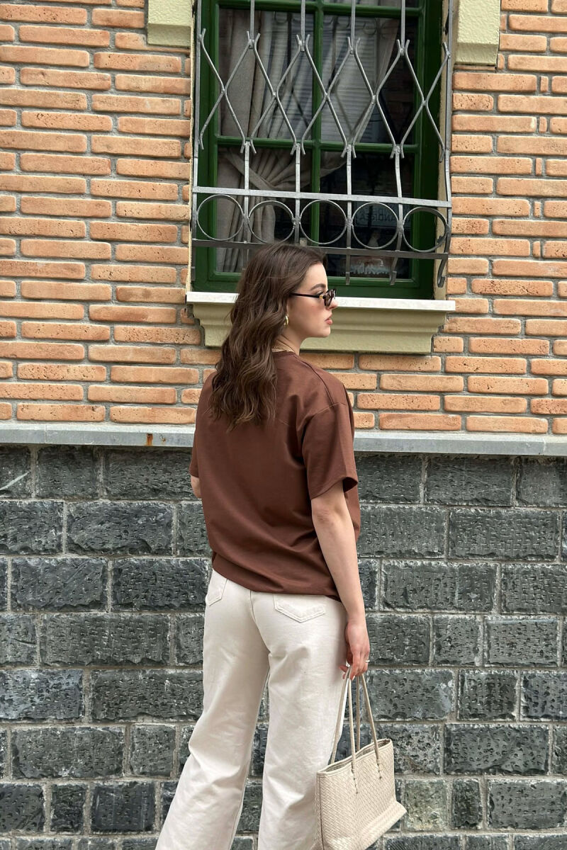 T-SHIRT NJE NGJYRESH ME DIZAJNIN E FJONGOS PER FEMRA NE NGJYRE KAFE - 4