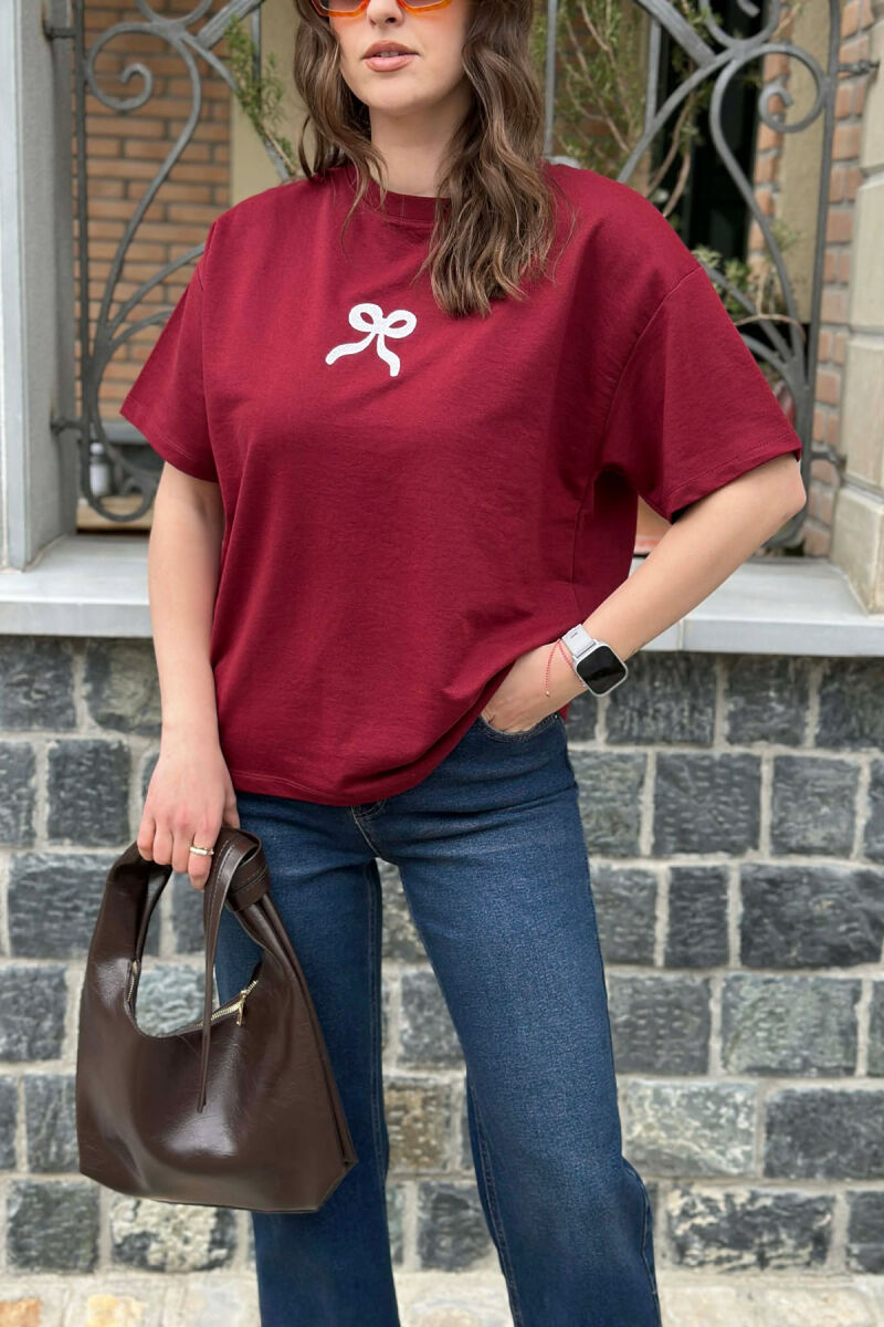 T-SHIRT NJE NGJYRESH ME DIZAJNIN E FJONGOS PER FEMRA NE NGJYRE VISHNJE - 2