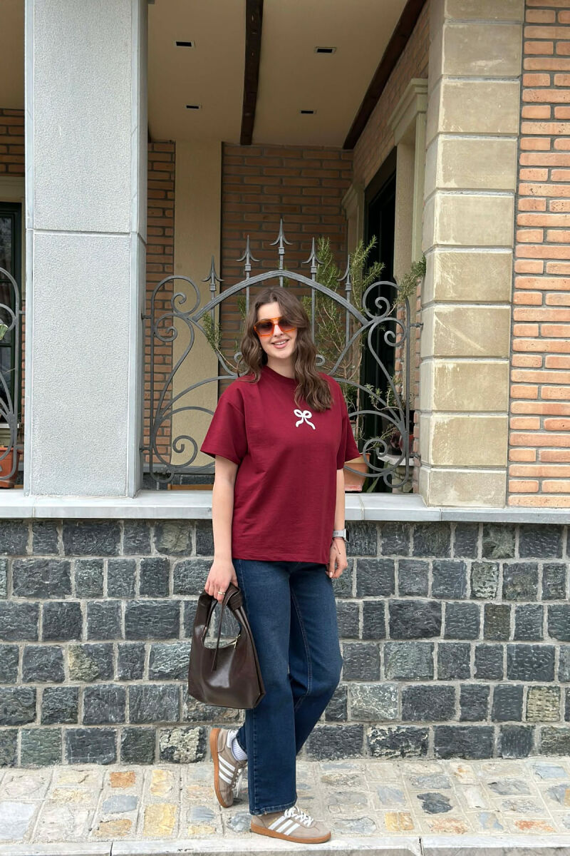 T-SHIRT NJE NGJYRESH ME DIZAJNIN E FJONGOS PER FEMRA NE NGJYRE VISHNJE - 3