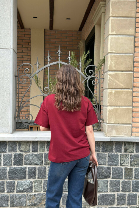 T-SHIRT NJE NGJYRESH ME DIZAJNIN E FJONGOS PER FEMRA NE NGJYRE VISHNJE - 4