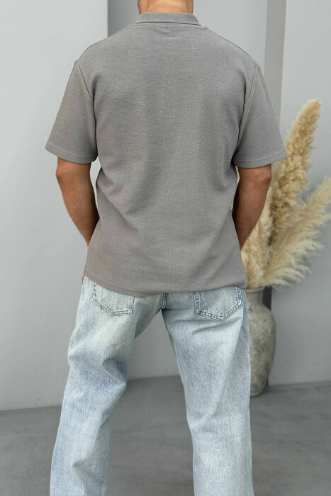 T-SHIRT NJË NGJYRËSH ME JAKË POLO PËR MESHKUJ NË NGJYRËN GRI - 4