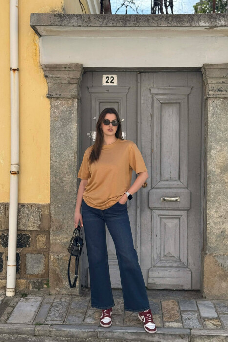 T-SHIRT NJE NGJYRESH ME JAKE TE RRUMBULLAKET PER FEMRA NE NGJYRE BEZHE + 6 PALE ÇORAPE DHURATE - 3