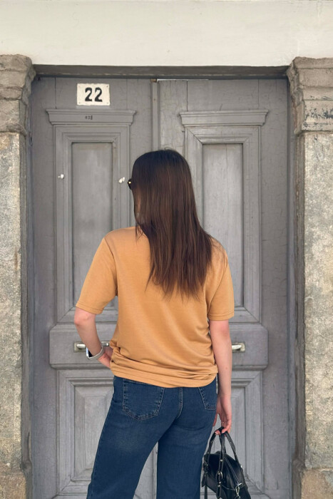 T-SHIRT NJE NGJYRESH ME JAKE TE RRUMBULLAKET PER FEMRA NE NGJYRE BEZHE + 6 PALE ÇORAPE DHURATE - 4