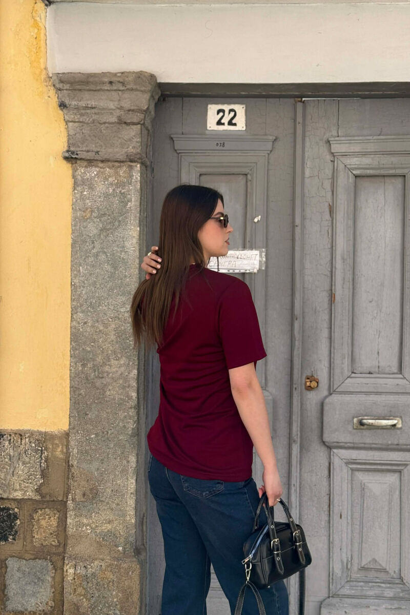 T-SHIRT NJE NGJYRESH ME JAKE TE RRUMBULLAKET PER FEMRA NE NGJYRE VISHNJE + 6 PALE ÇORAPE DHURATE - 2